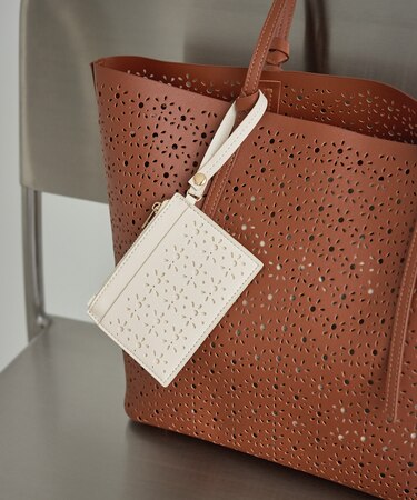 フルーレットパンチングレースストラップ付カードケース