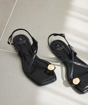 フラットメタルトングサンダル
