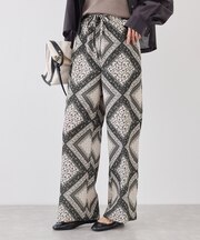 スカーフ柄イージーパンツ