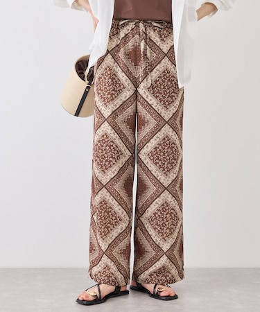 スカーフ柄イージーパンツ