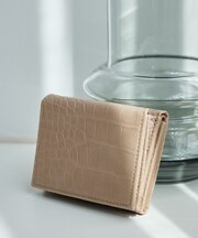 型押しレザーライク三つ折りウォレット