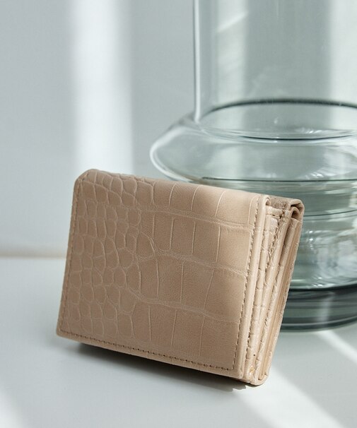 型押しレザーライク三つ折りウォレット