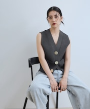 【WEB限定】・【サステナブル】ウェーブボタンVネックニットジレ