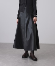 シンセティックレザーフレアスカート