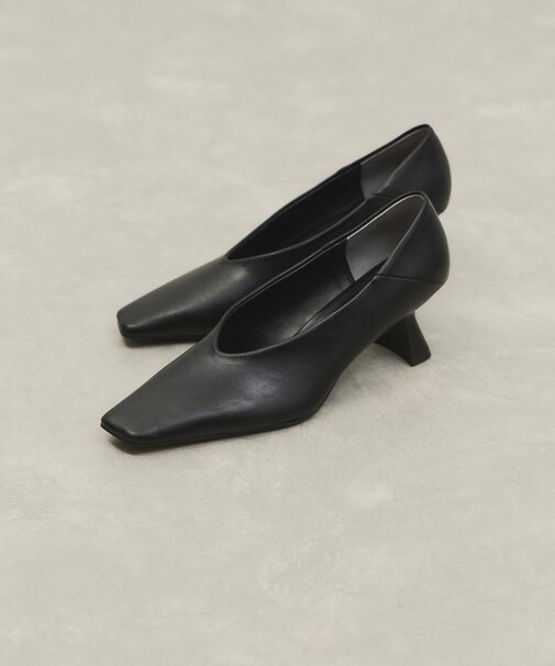 変形ヒール甲深パンプス