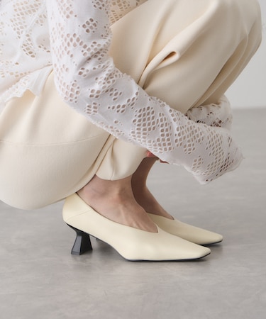 変形ヒール甲深パンプス