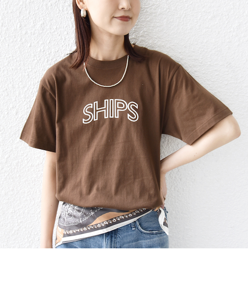 《一部追加予約》【WEB限定】 SHIPS ラウンド プリント ロゴ TEE