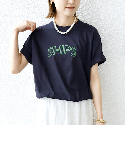 【WEB限定】 SHIPS ラウンド プリント ロゴ TEE