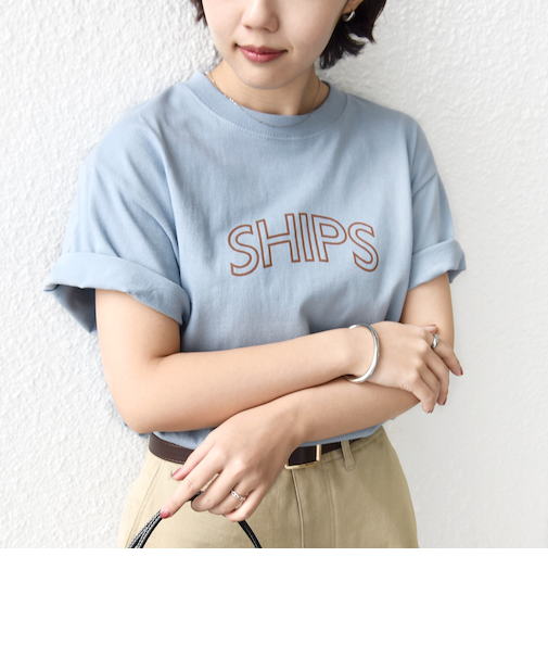 《一部追加予約》【WEB限定】 SHIPS ラウンド プリント ロゴ TEE