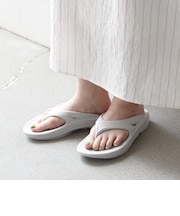 OOFOS: OOoriginal ウーオリジナル トングサンダル