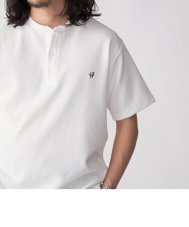 【WEB限定】SHIPS: ワンポイント ロゴ バーズアイ ヘンリーネック Tシャツ 24SS