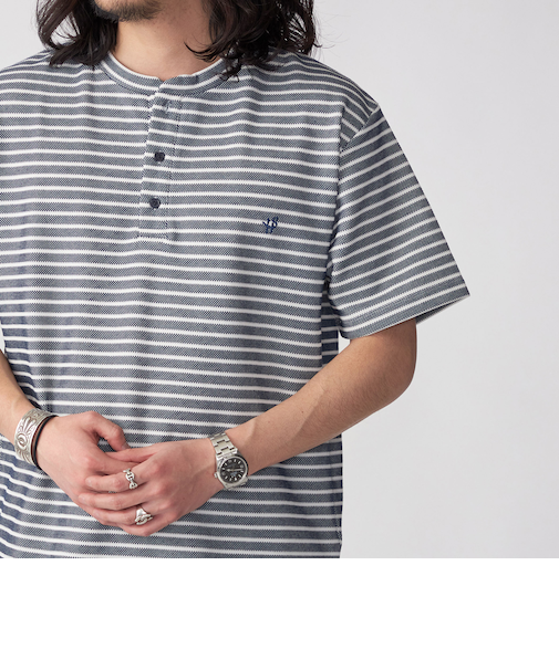 【WEB限定】SHIPS: ワンポイント ロゴ バーズアイ ヘンリーネック Tシャツ 24SS