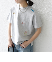 【SHIPS any別注】Collegiate Pacific:〈洗濯機可能〉V ガゼット プリント & 刺繍 Tシャツ 25SS