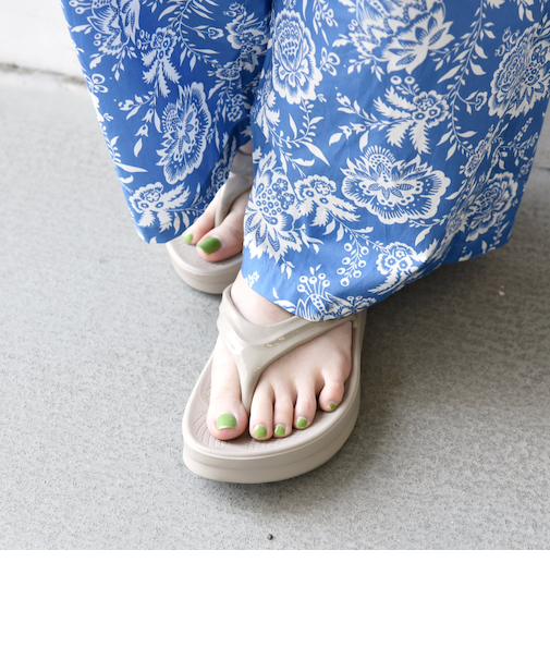 OOFOS: OOMEGA ウーメガ トング サンダル