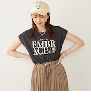 SHIPS Colors:〈接触冷感・UVカット〉フレンチスリーブ ロゴ Tシャツ◇