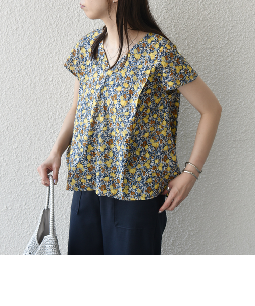 SHIPS Colors:〈洗濯機可能〉ボタニカル プリント Vネック ブラウス