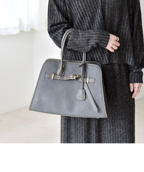 《一部追加予約》quaranciel: 2way 金具 ベルト スクエア トート バッグ(A4対応)