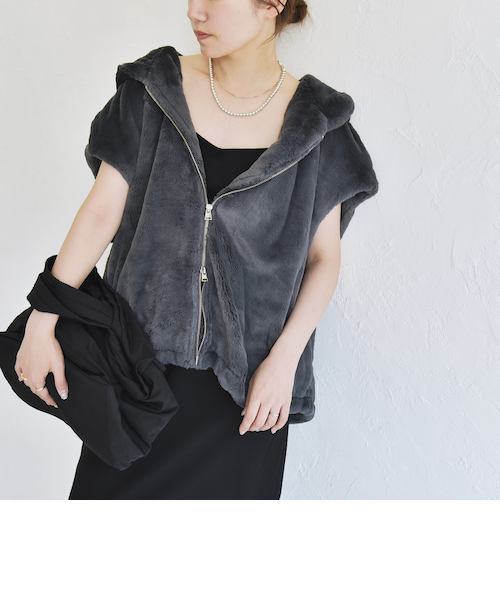 boohoo(ブーフー) フェイクファー パネル ベスト 関税送料込 予約》quaranciel: フーディー フェイクファー ドロスト ジップ