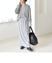 《予約》quaranciel:〈手洗い可能〉ポリエステル ベロア スキッパー ニット &  Iライン スカート セットアップ