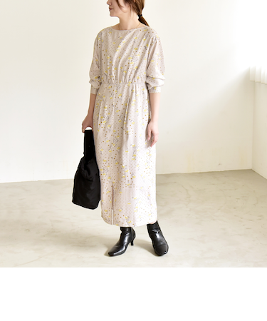 《予約》quaranciel:〈洗濯機可能〉ドット フラワー プリント Iライン ギャザー ワンピース