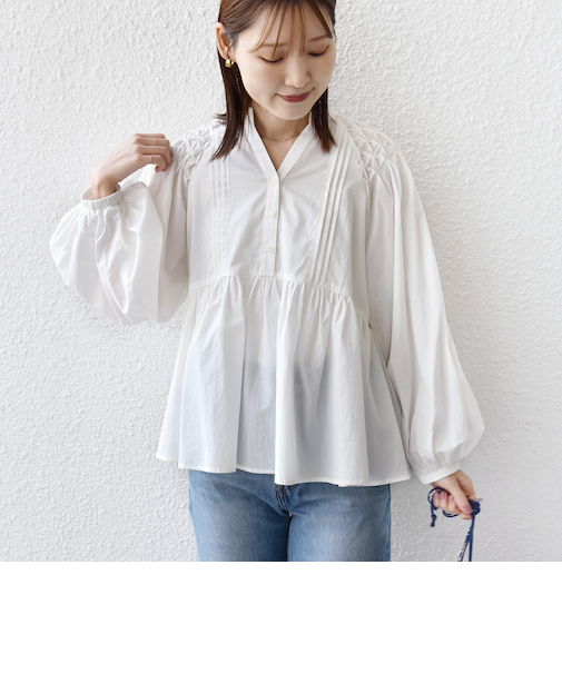 《予約》【WEB限定】〈手洗い可能〉ショルダー 刺繍 タック ブラウス