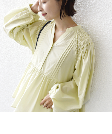 《予約》【WEB限定】〈手洗い可能〉ショルダー 刺繍 タック ブラウス