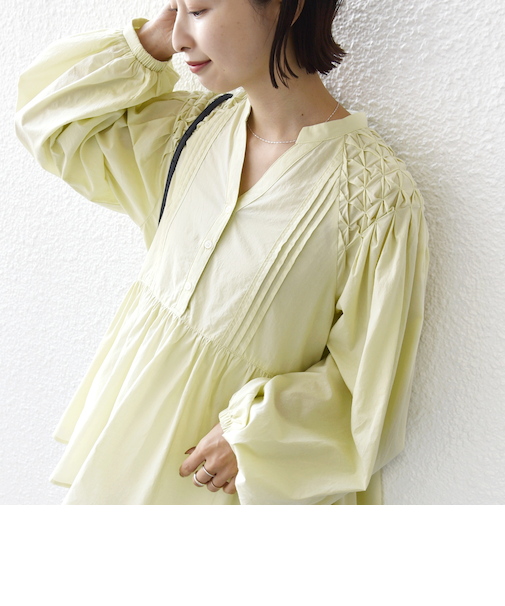 《予約》【WEB限定】〈手洗い可能〉ショルダー 刺繍 タック ブラウス