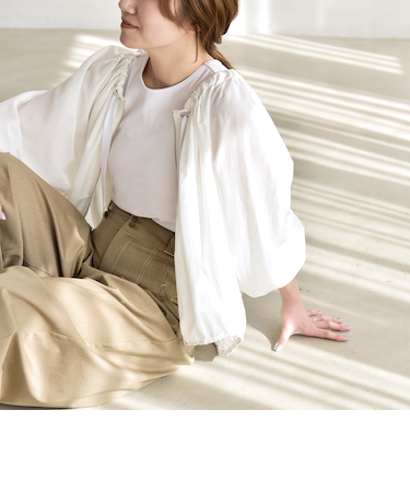 《予約》quaranciel:〈洗濯機可能〉シアー ギャザー ネック コンパクト ブルゾン