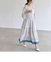 《予約》quaranciel:〈洗濯機可能〉フラワー スカーフ プリント Vネック フレア ワンピース