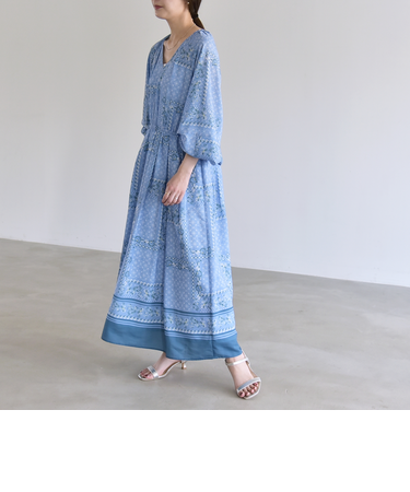 《予約》quaranciel:〈洗濯機可能〉フラワー スカーフ プリント Vネック フレア ワンピース