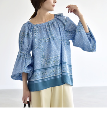 《予約》quaranciel:〈洗濯機可能〉フラワー スカーフ プリント ギャザー パフ ブラウス