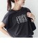 　《一部予約》メルティ コットン プリント ロゴ ショート スリーブ Tシャツ