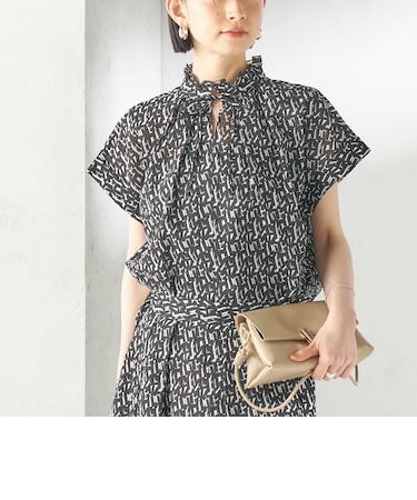 《予約》〈手洗い可能〉サッカー プリント フリル ネック 半袖 ブラウス