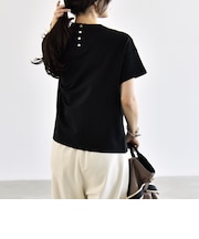 《予約》quaranciel:〈洗濯機可能〉ライト ポンチ バッグ ボタン ショートスリーブ TEE