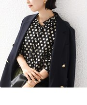 《予約》【WEB限定】〈手洗い可能〉ランダム ドット フリル ネック 裾 ラウンド ブラウス