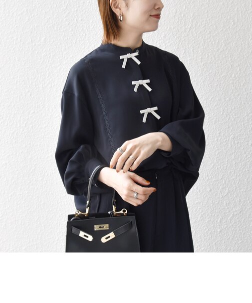《予約》SHIPS any:〈手洗い可能〉リボン モチーフ スタンドカラー シャツ ブラウス［NAVY BLUE］