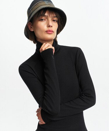 メリノウールブレンドタートルネックニット