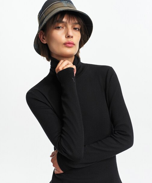 メリノウールブレンドタートルネックニット