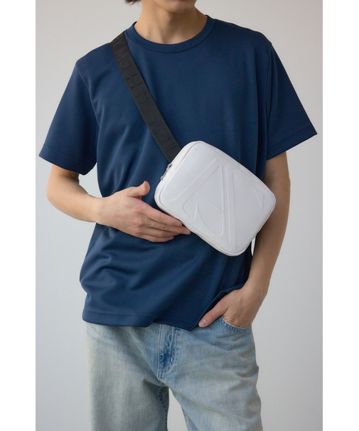 ロゴエンボスボディバッグ