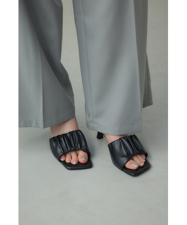 ギャザーストラップスクエアトゥサンダル