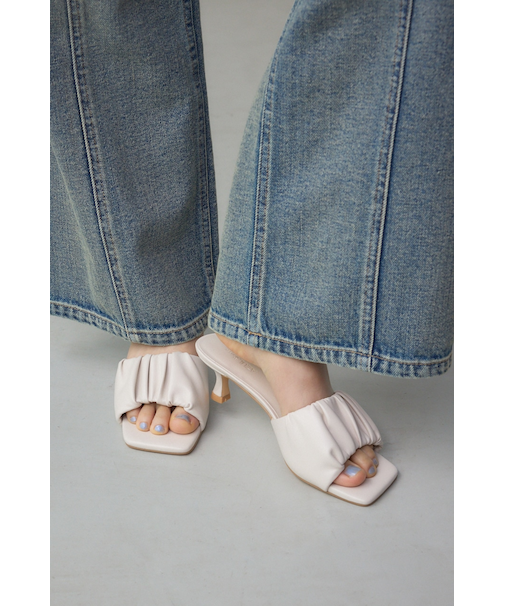 【堀田茜さん着用アイテム】ギャザーストラップスクエアトゥサンダル