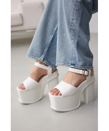 プラットフォームサンダル