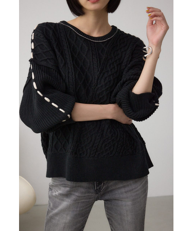 ステッチデザインケーブルニット