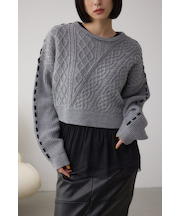 ステッチデザインケーブルニット