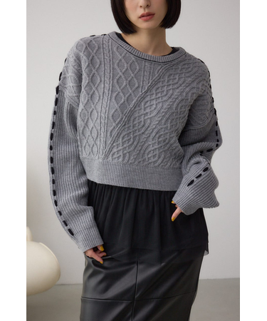 ステッチデザインケーブルニット