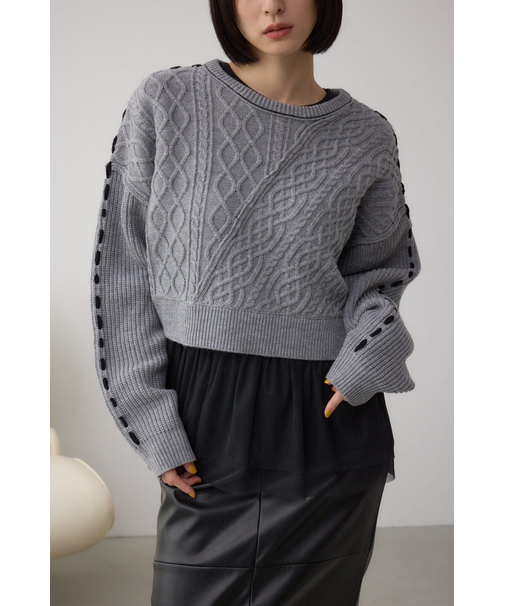 ステッチデザインケーブルニット