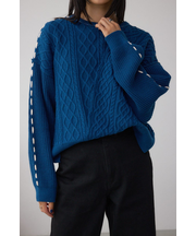 ステッチデザインケーブルニット