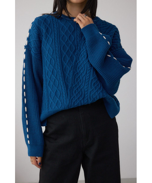 ステッチデザインケーブルニット