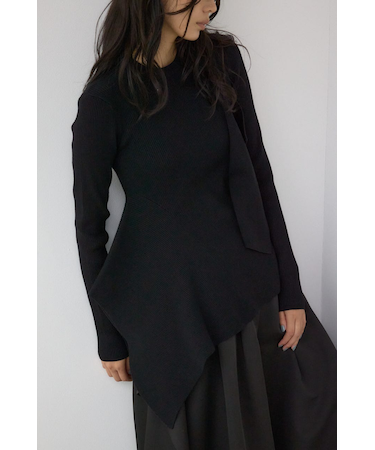 【PLUS】アシンメトリードレープニット