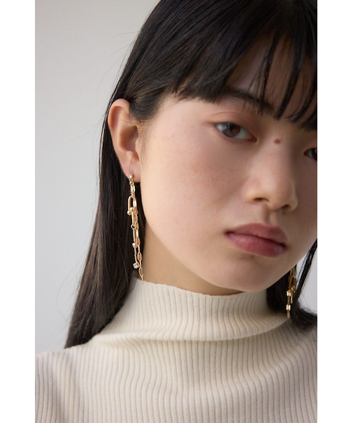 Uチェーンスウィングピアス